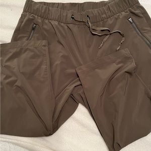 Eddie Bauer pull-on drawstring cropped pants